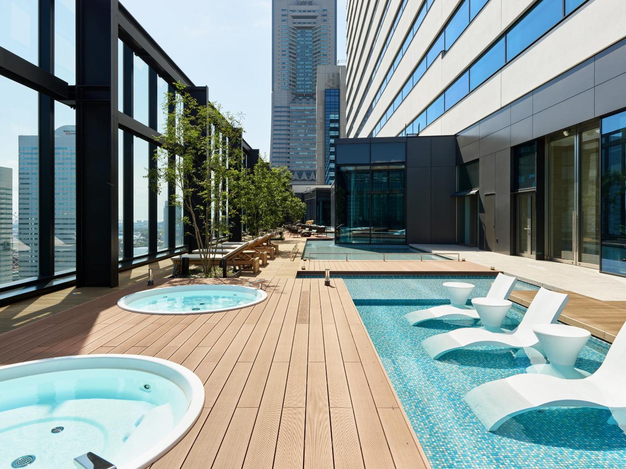 Mitsui Garden Hotel Yokohama Minatomirai Premier Exterior foto The rooftop pool at the hotel